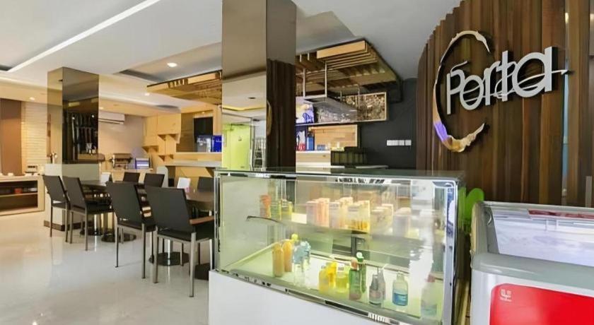Life Puri Hotel Surabaya Gubeng Extérieur photo